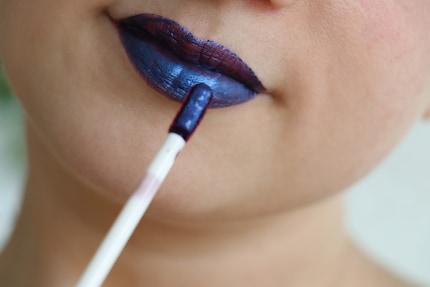 La maschera è blu metallizzato.