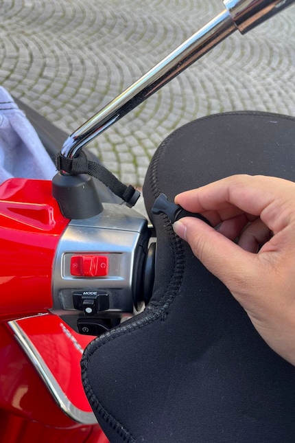 To make sure it stays in place, it’s attached to the side mirror with a click fastener.