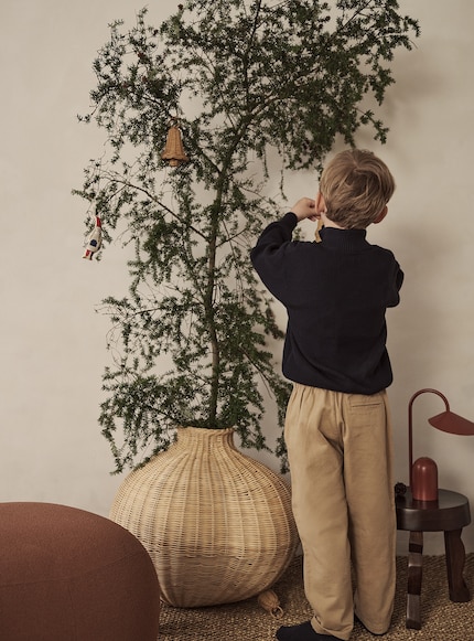 Wie ein Baum lässt er sich mit Lichterketten, Kugeln oder kleinen Anhängern schmücken …
