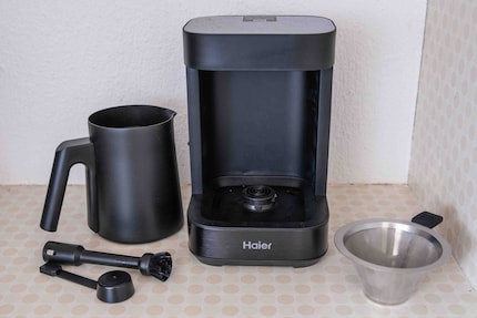 Box contents: the multi-beverage maker and various accessories.