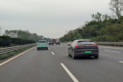 Zeeker Z001 auf einer chinesischen Autobahn.