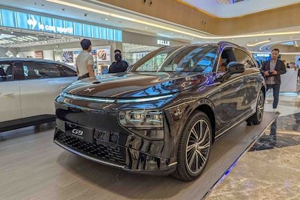 Der SUV Xpeng G9 in einem Einkaufszentrum