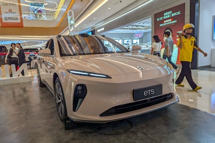 Der Nio ET5 ausgestellt in einem Einkaufszentrum