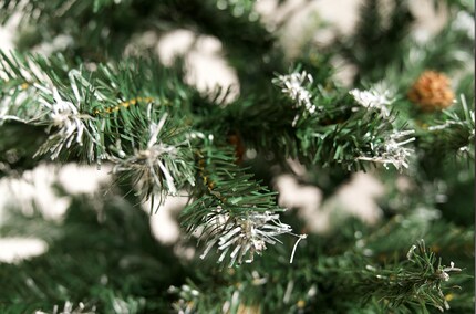 Weisse Farbe soll Schnee simulieren; leider sind beim Tectake-Baum die Nadeln als Nebeneffekt zusammengeklebt.