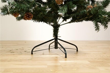 In Form gebogenes Stahlrohr – das ist der Ständer bei drei von vier Bäumen.