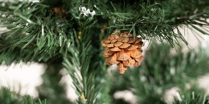 Echte Tannenzapfen hübschen den Tectake-Baum auf.