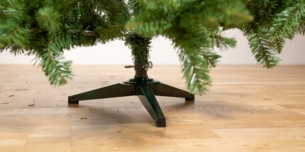 RS Trade liefert den schönsten Ständer zum Baum.