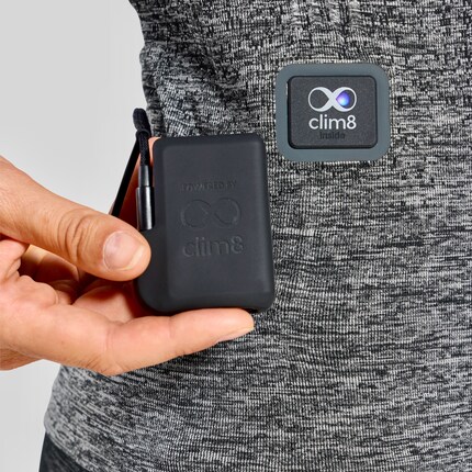 Con elementi riscaldanti elettrici e una piccola batteria, l'intimo da sci è progettato per tenerti al caldo durante gli sport invernali.