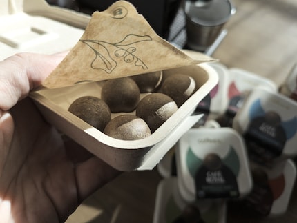 Neun Coffee Balls sind in einer Verpackung, die sich wie eine Eierschachtel anfühlt.