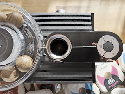 Wer mag, kann den durchsichtigen Kunststoff-Dispenser auf die Maschine legen. Neun Coffee Balls passen in ihn.