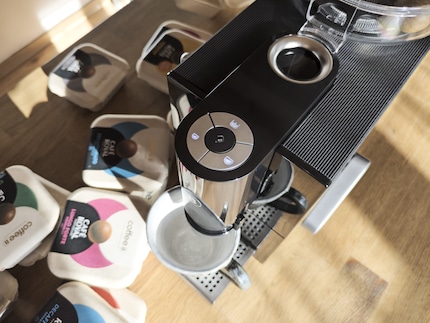 Sobald du die Kugel mit dem rechten Bedienhebel in die Brühkammer gebracht hast, leuchten die Bedientasten auf. Es gibt Tasten für Kaffee, Espresso und die Reinigung. Eine Taste für Ristretto suche ich vergebens.