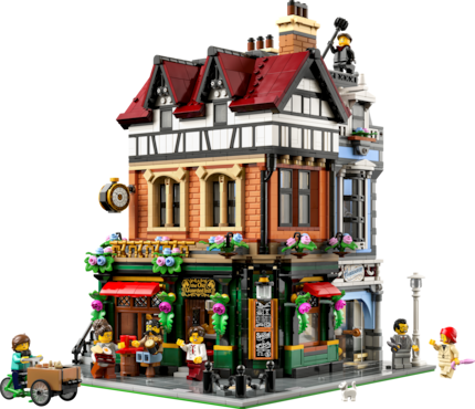 Discover many details in the corner house with its half-timbered look.