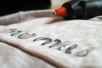 … und für den 3D-Effekt mit dem Kleber nachziehen.