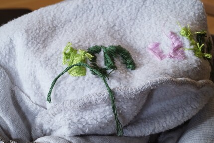 Im Pulli-Innern verknotest du alle Garnenden sorgfältig.