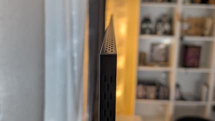 Auch von der Seite sieht Samsungs 8K-TV gewohnt elegant aus.