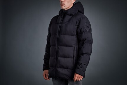 On the outside, the jacket looks like a normal puffer jacket, but on the inside it conceals an innovative and self-regulating material.