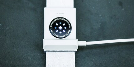Der optische Sensor des «Heart Rate Monitor» mit dem magnetischen USB-Ladekabel.
