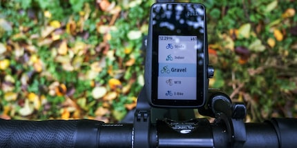 Die für Coros typische Krone, hier rechts am Fahrradcomputer «Dura».