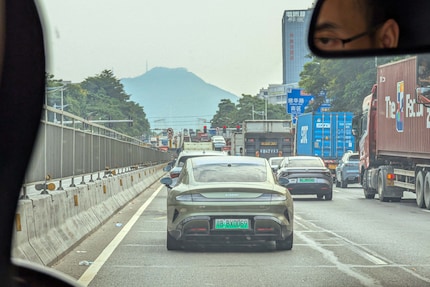 Ein noch eher seltener Anblick - der SU7 in freier Wildbahn