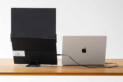 So angeordnet muss ich den portablen Monitor etwas nach hinten rücken.