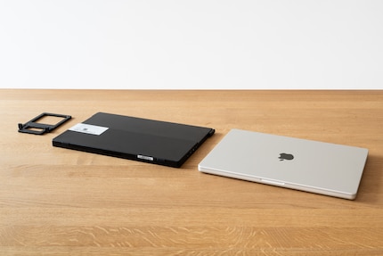 Zusammengeklappt ist das Doppel-Display etwas kleiner als mein MacBook Pro.