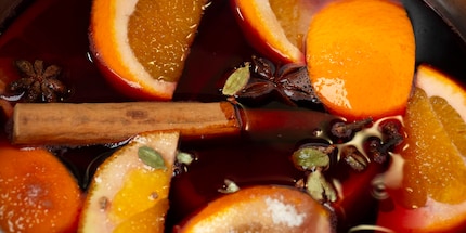 Dans la casserole, le vin chaud avait un aspect et une odeur très appétissants. Mais peut-être ai-je laissé échapper une capsule de cardamome de trop ?