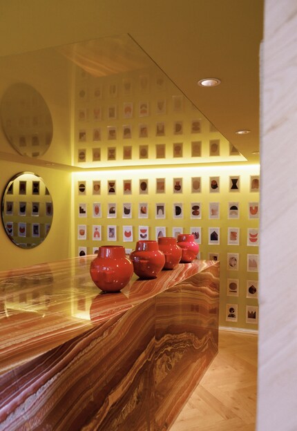 Diese Art der Hängung kann das Kunstwerk fast skulptural wirken lassen.