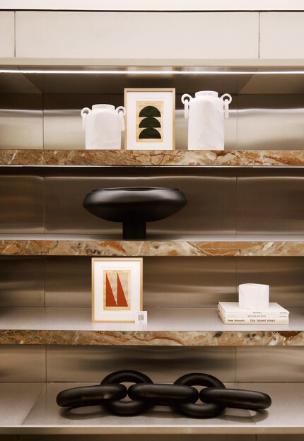 Dank dickem Rahmen kann das Bild stehen statt hängen.