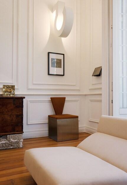 Das Bild wirkt lebendiger und spannender, als wenn es einfach flach hängt.