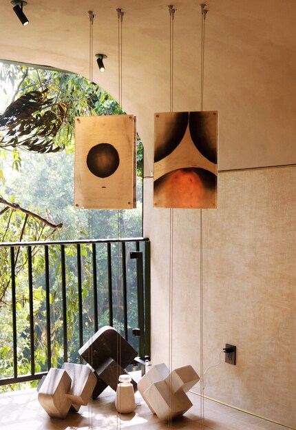 Statt wie Kaugummi an der Wand zu kleben, schweben diese Bilder mitten im Raum. Gesehen bei: Goldberg Interiores & Studio 84, Design House Mexico