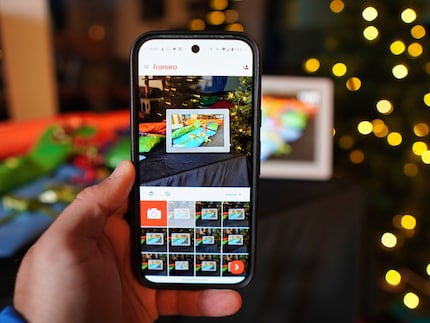 Über die dazugehörige App kann ich ganz einfach Fotos auf den Rahmen schicken.