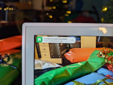 Der Rahmen hat einen Touchscreen und zeigt beispielsweise an, wenn ein neues Foto gekommen ist.