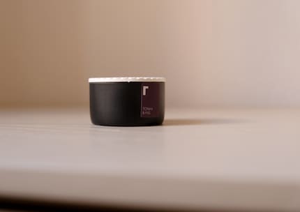A l'intérieur, outre le diffuseur, se trouve un onglet parfum et une carte avec un code QR pour les instructions.