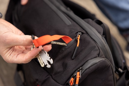 Für den Schlüssel gibt es ein praktisches kleines Fach mit Karabiner.