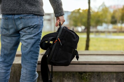 Wenn ich den Rucksack nicht an der Lasche oben tragen möchte, kann ich ihn auch an einem etwas versteckten seitlichen Griff packen.