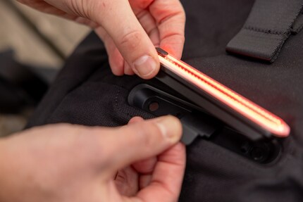 Es gibt eine dedizierte Aussparung für die smarte Lampe von Unit1 am Rucksack. Hast du kein Smart Light, bleibt da einfach die Abdeckung aus Kunststoff.