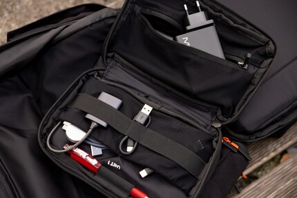 Kabel und Co. finden Platz in der kleinen Tasche.