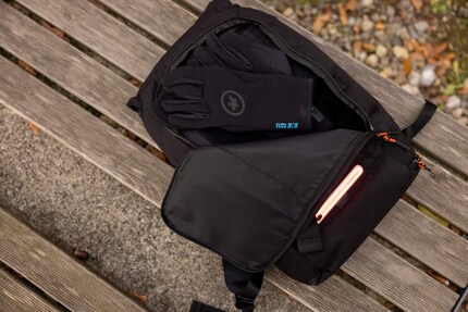 Das vordere Fach wird seitlich geöffnet.