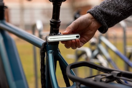 Con il supporto disponibile come accessorio, la Smart Light trova posto sul tubo sella.