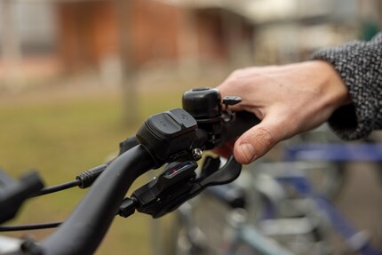 Montato, ma leggermente fuori dalla portata del pollice: l'indicatore remoto dell'Unità1 sul manubrio della mia bicicletta.