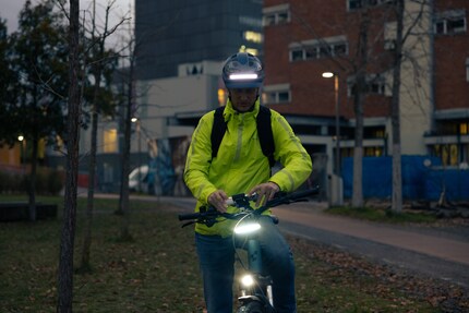 Il casco illuminato mi rende visibile. È anche un buon parcheggio per la visiera quando non la uso.