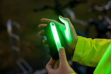 Le luci si accendono brevemente e mi danno un'indicazione dello stato della batteria quando le inserisco nella custodia.