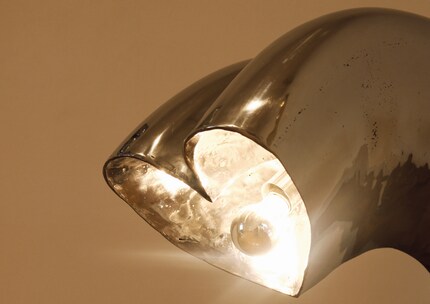 Gli artigiani e le artigiane messicane hanno accuratamente tagliato, saldato e martellato ogni pezzo in curve incantevoli. 