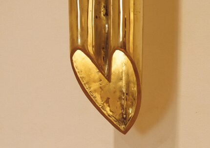 I «BigLoveCables» sembrano attraversare i muri, sottolineando la libertà dell'amore.