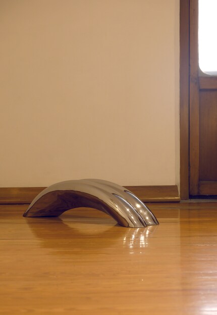 La messa in scena enfatizza la forma del cuore come simbolo dell'amore.