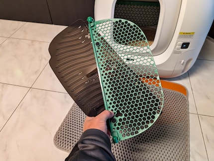 Une deuxième grille de nettoyage ainsi qu’un « cat litter remover » sont inclus.