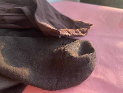 The chain seam of the «Softmerino» tights (bottom) compared to the Rosso seam of conventional nylon stockings (top).