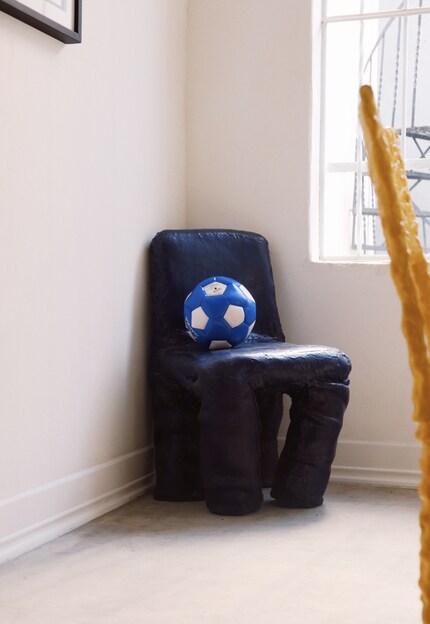 Der «Pofi Chair» ist eine interaktive Skulptur.