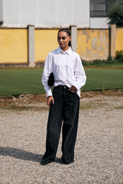 A subtle look in black.