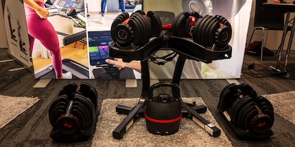Das Heimtraining mit Hanteln und Kettlebells boomt. Im Bild: Produkte von Bowflex.